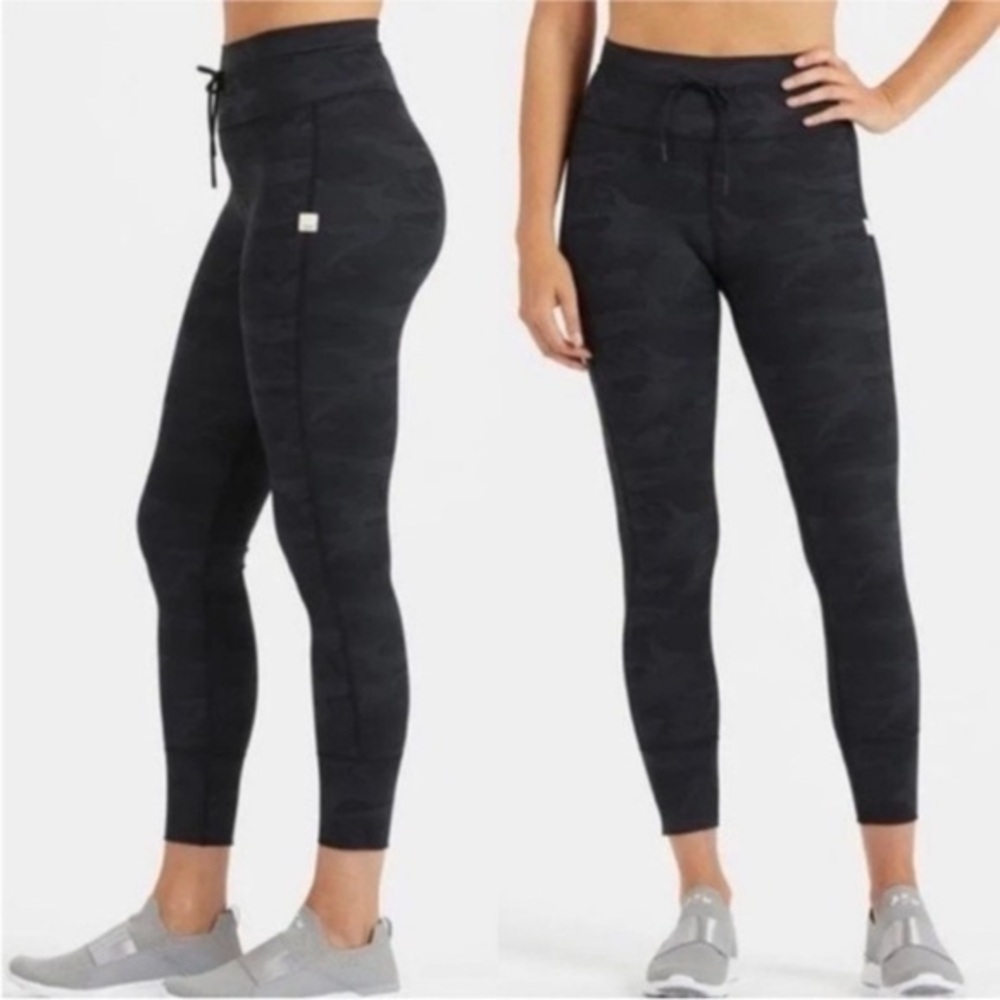 Vuori Women's Daily Leggings in Black Camo XS